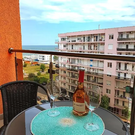 Lakeview Flats Summerland Apartment
